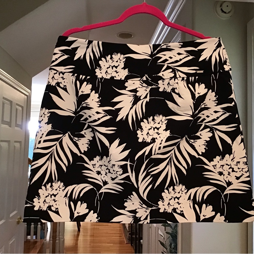 S.C.& CO. Black/white floral print skort. Size L. 2 front pockets. NEW C…